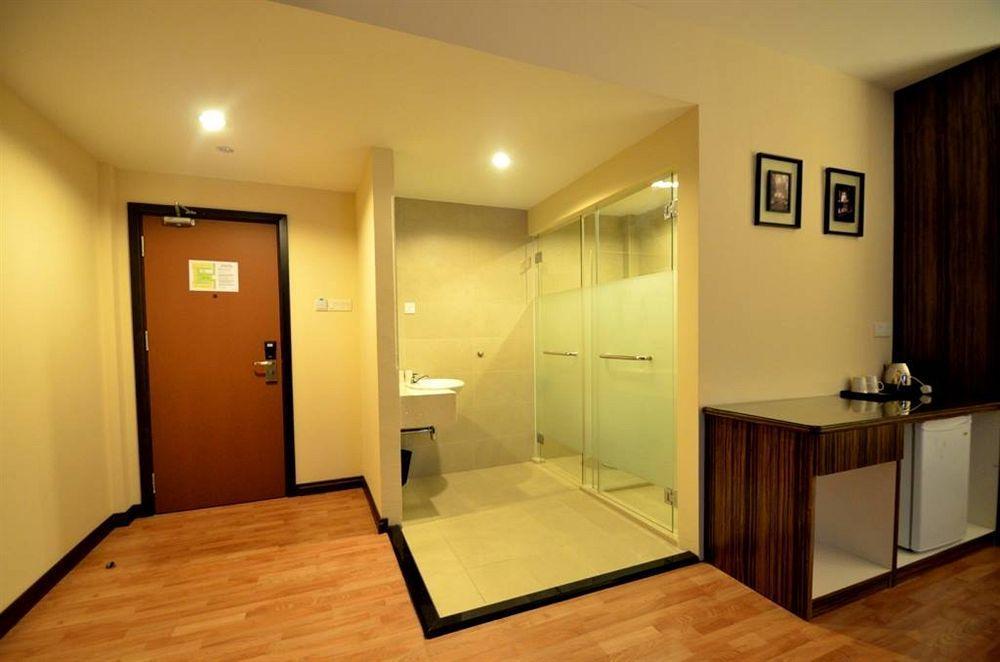 Little Gaya Hotel Кота Кинабалу Екстериор снимка